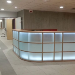 Le retro éclairage de cette banque d'accueil, crée une ambiance douce et tamisée