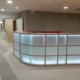 Le retro éclairage de cette banque d'accueil, crée une ambiance douce et tamisée