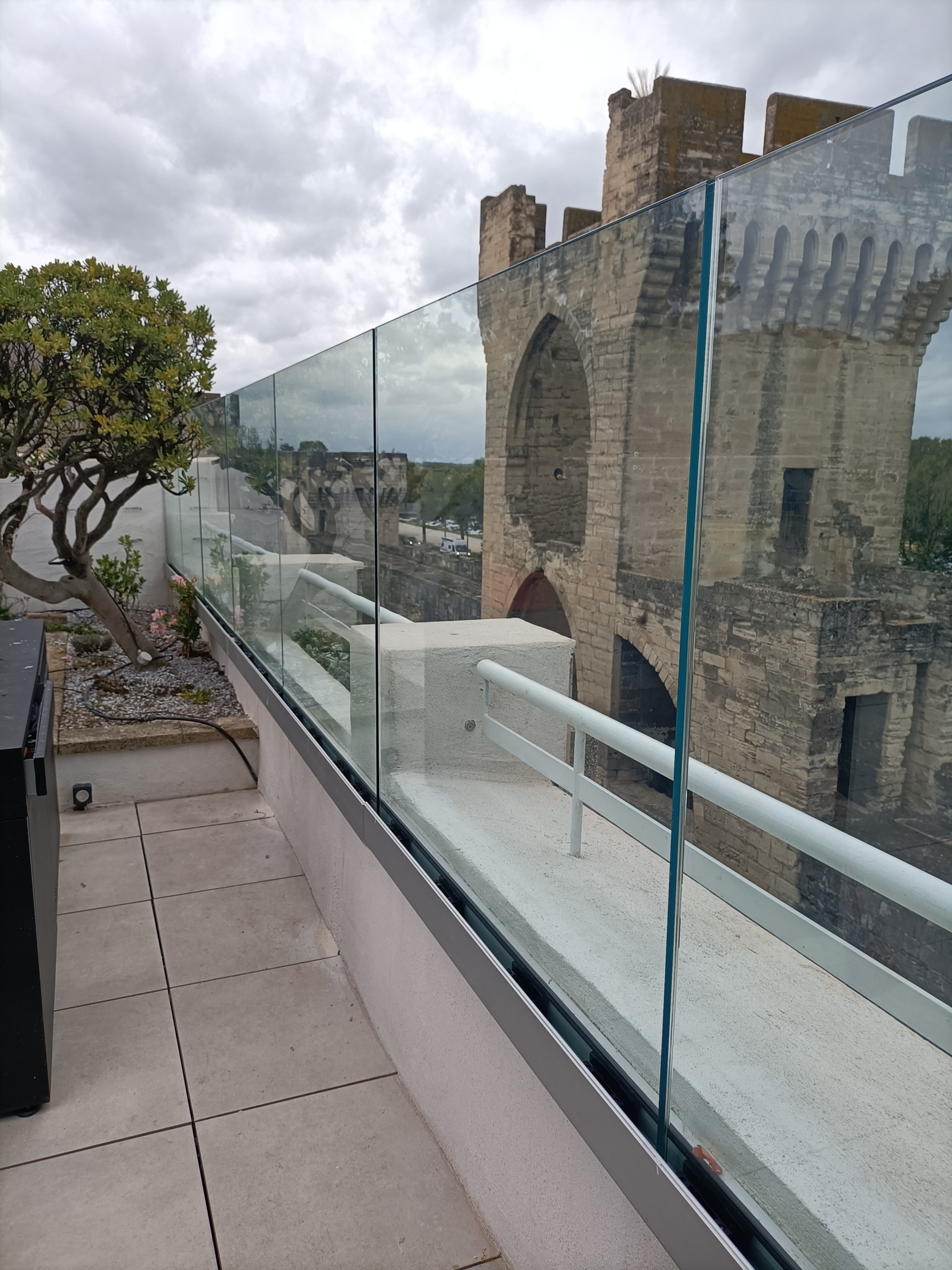 miroiterie_avignon_garde-corps_en_verre_exterieur_sur_mesure_sur_rail