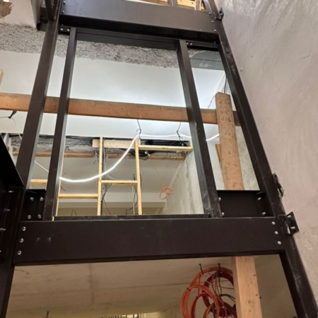 Photo d'une cage d'ascenseur noir réalisé par SFML.