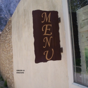 Photo d'une enseigne murale en acier effet rouillé réalisé par SFML.