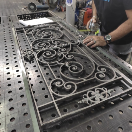 Photo d'une pièce de ferronnerie en atelier réalisé par SFML.