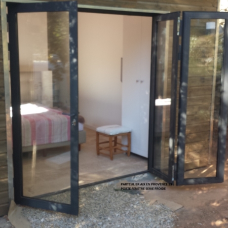 Photo en extérieur d'un porte-fenêtre en acier réalisé par SFML.