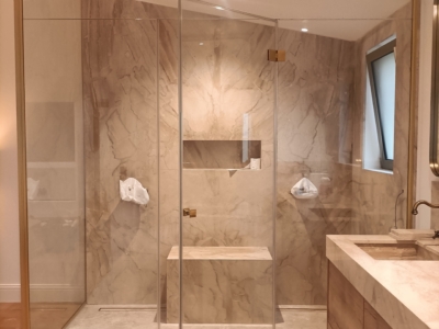 paroi de douche en angle en verre et laiton