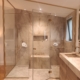 paroi de douche en angle en verre et laiton