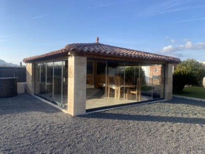 cuisine d'été avec coulissants panoramique en verre sur mesure