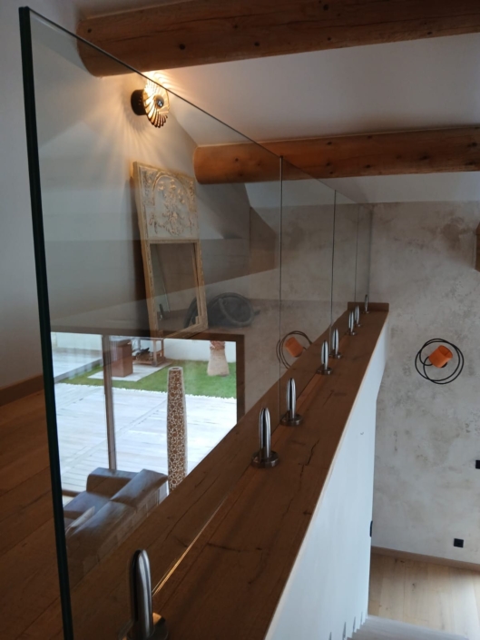 Pose d'un garde-corps en verre sur-mesure transparent avec pinces minimalistes dans une maison à Villeneuve-lès-Avignon.
