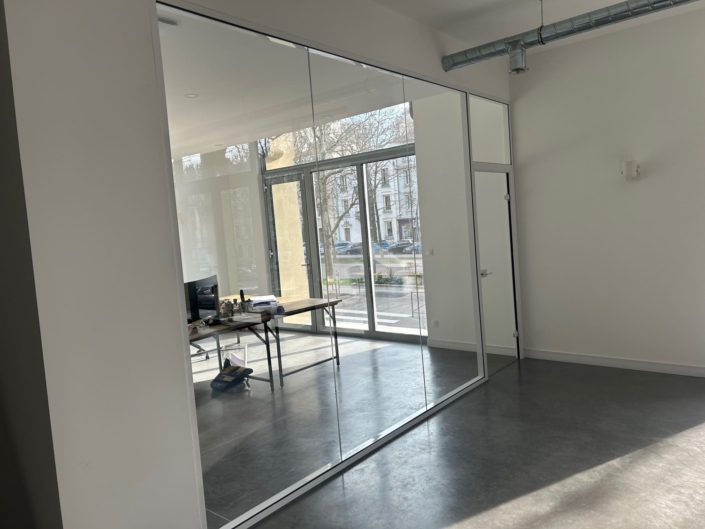 Pose de cloisons acoustiques en verre sur-mesure bord à bord dans des bureaux à Saint-Étienne.