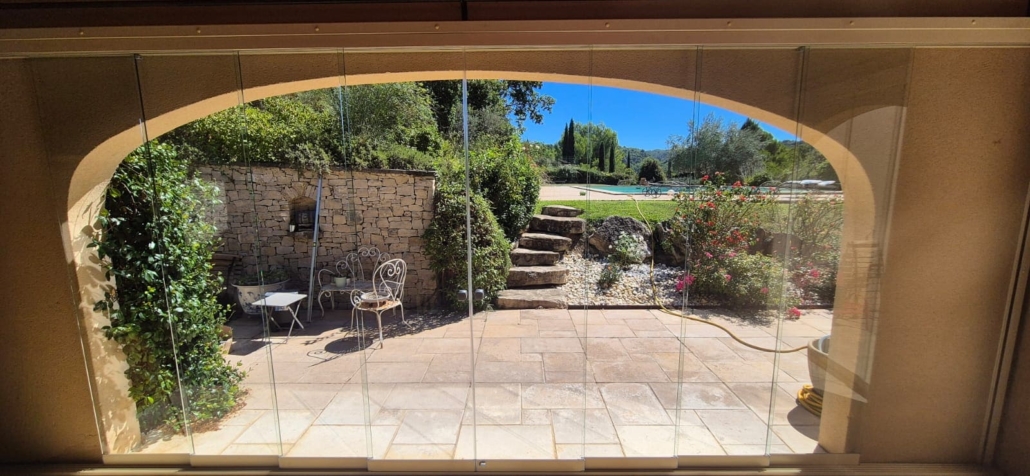 Installation de coulissants panoramiques en verre trempé de 10 mm au Beaucet par la Miroiterie Avignonnaise.