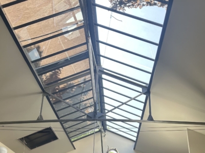 Réhabilitation énergétique et d'étanchéité d'une verrière de toiture surplombant un loft résidentiel à Villeurbanne par la Vitrerie Stéphanoise.