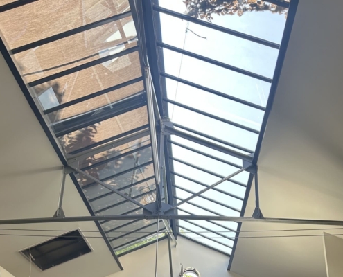 rehabilitation-verriere-toiture-lyon Réhabilitation énergétique et d'étanchéité d'une verrière de toiture surplombant un loft résidentiel à Villeurbanne par la Vitrerie Stéphanoise.